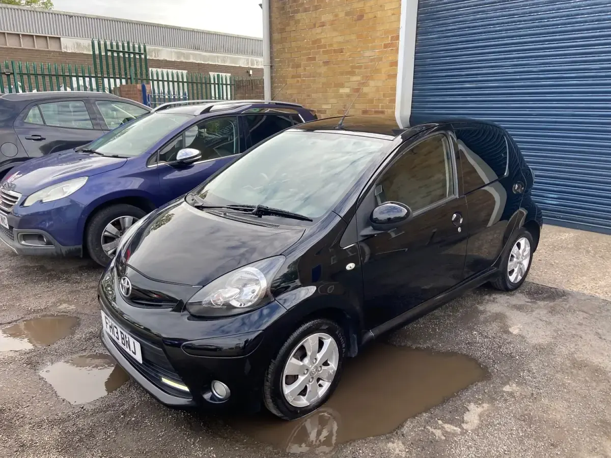 Gebraucht Toyota Aygo 67 PS (49 kW) 2013 Schwarz Kleinwagen