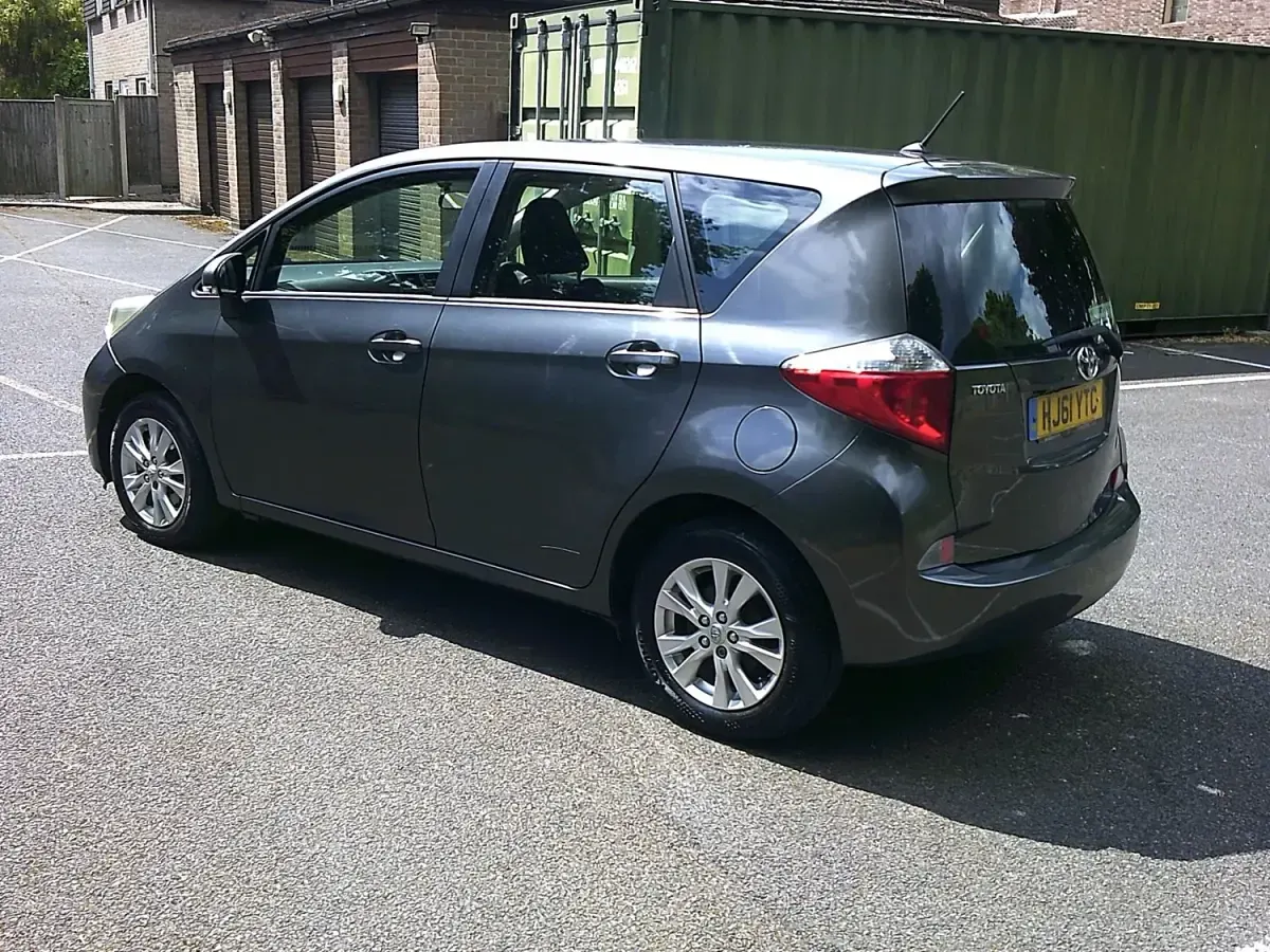 Usado Toyota Verso Multidrive S 98 HP (72 kW) 2011 Cinzento Monovolume