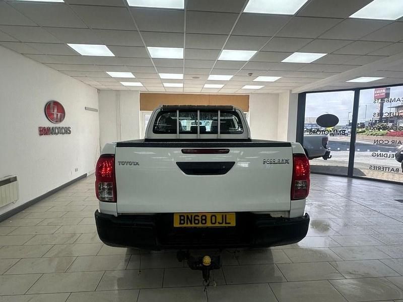 Used Toyota HiLux Active 150 HP (110 kW) 2018 White Pickup