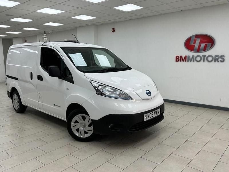White Used 2015 Nissan e-NV200 Acenta MPV | £6,495 (Fair price) - Image 1/4