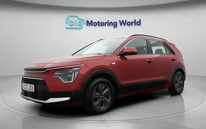 Usado Kia Niro 141 HP (103 kW) 2023 Vermelho SUV