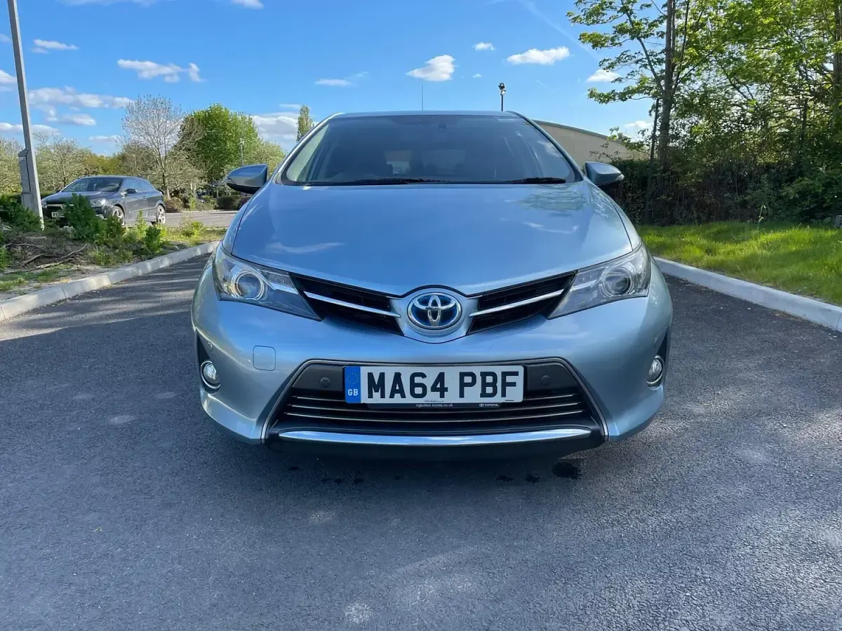 Used Toyota Auris Hybrid 136 HP (100 kW) 2014 Blue Hatchback