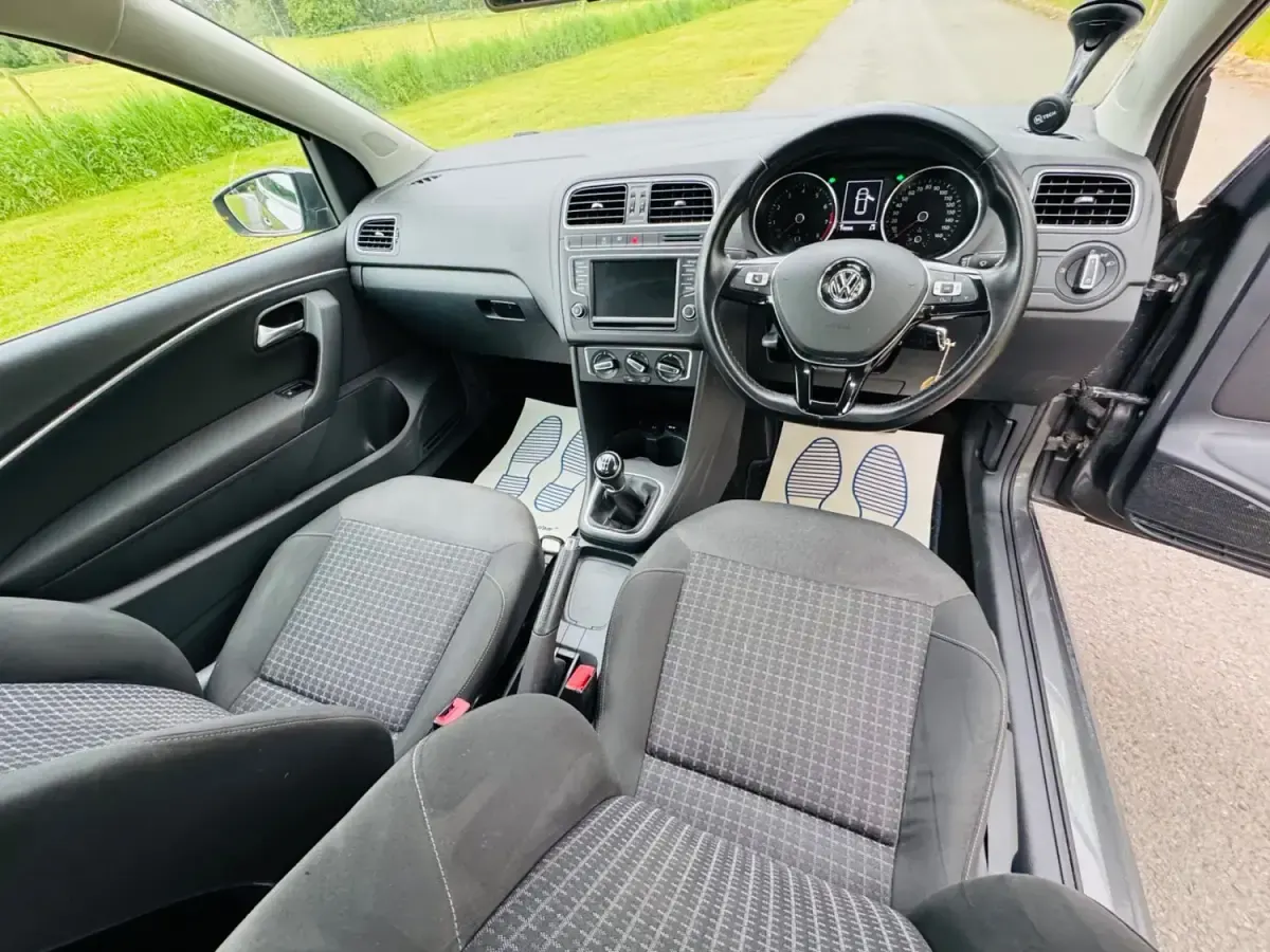 Usado VW Polo SE 60 HP (44 kW) 2015 Cinzento Citadino