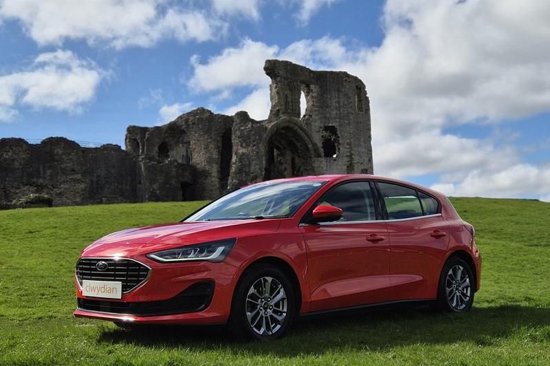 Used Ford Focus Titanium 125 HP (91 kW) 2023 Red Hatchback