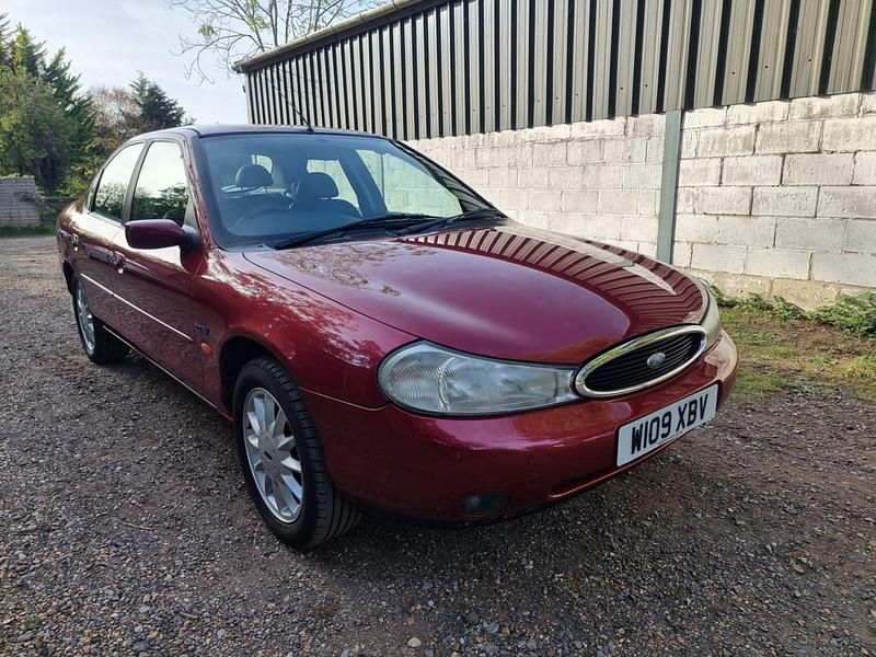 Red Used 2000 Ford Mondeo Ghia Hatchback | £1,750 - Image 1/4
