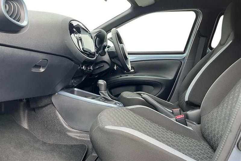 Used Toyota Aygo X 72 HP (52 kW) 2024 Persian salt with black SUV