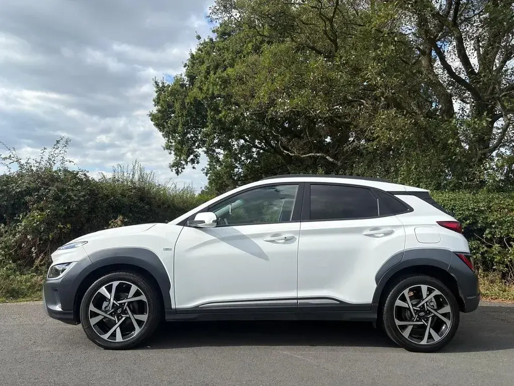 Used Hyundai Kona Premium 120 HP (88 kW) 2022 White SUV