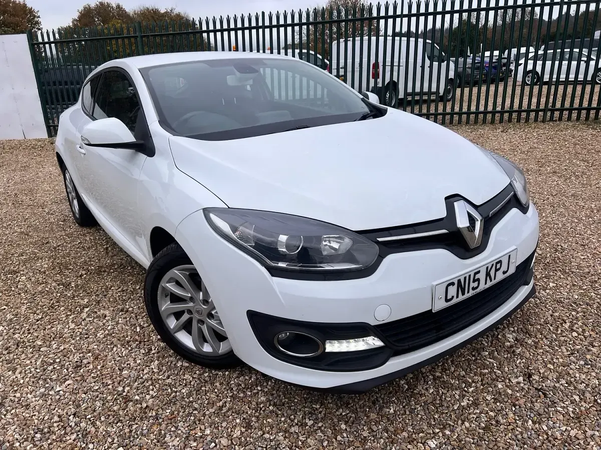 Usado Renault Mégane Coupé Dynamique 110 HP (80 kW) 2015 Branco Coupé