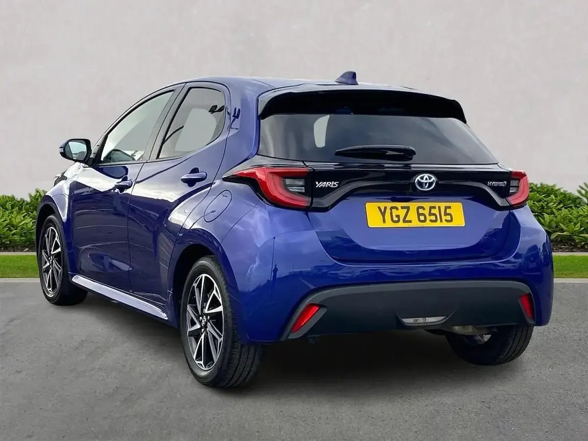 Used Toyota Yaris Design 116 HP (85 kW) 2023 Blue Hatchback