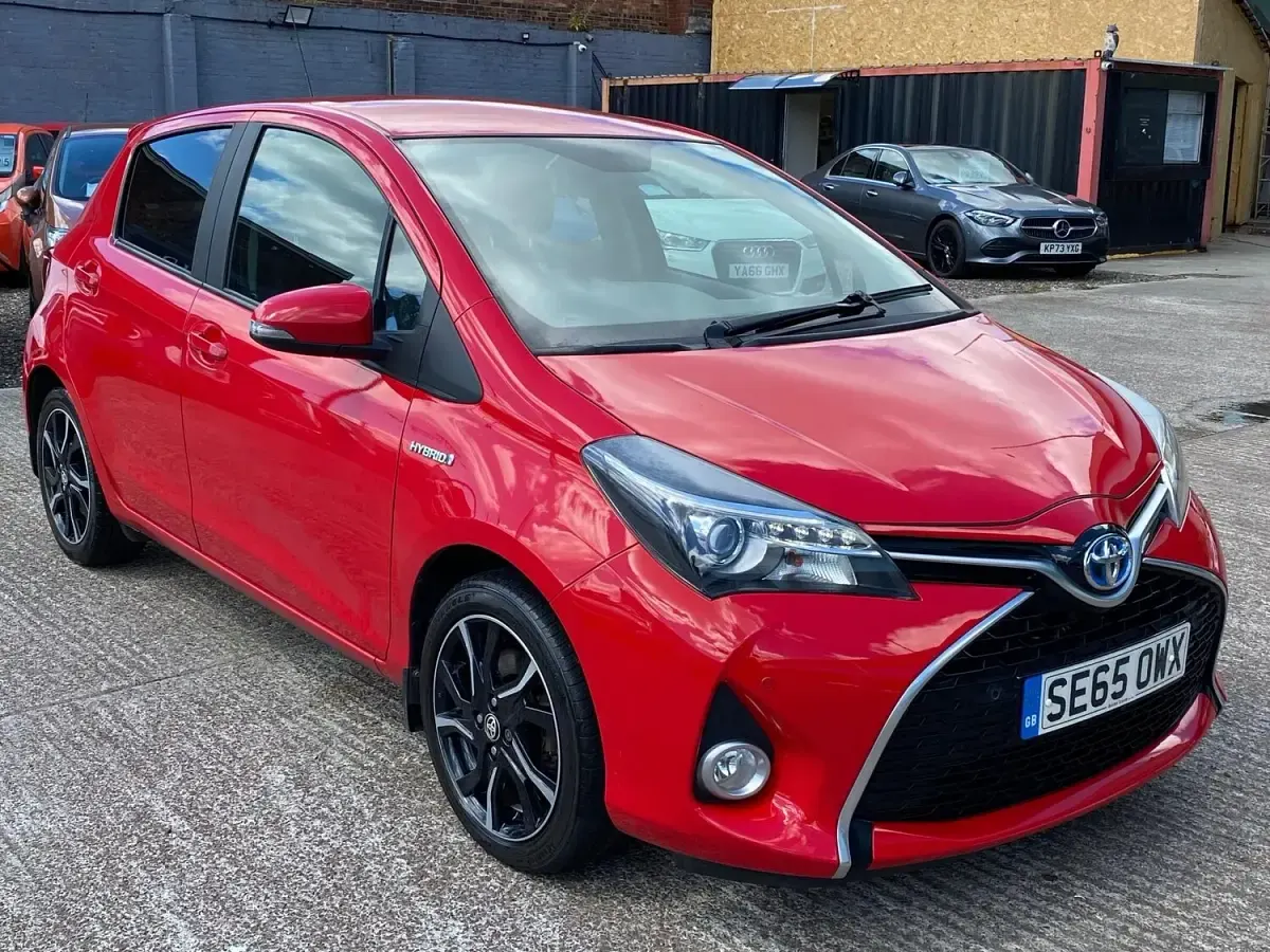Used Toyota Yaris Design 101 HP (74 kW) 2016 Red Hatchback