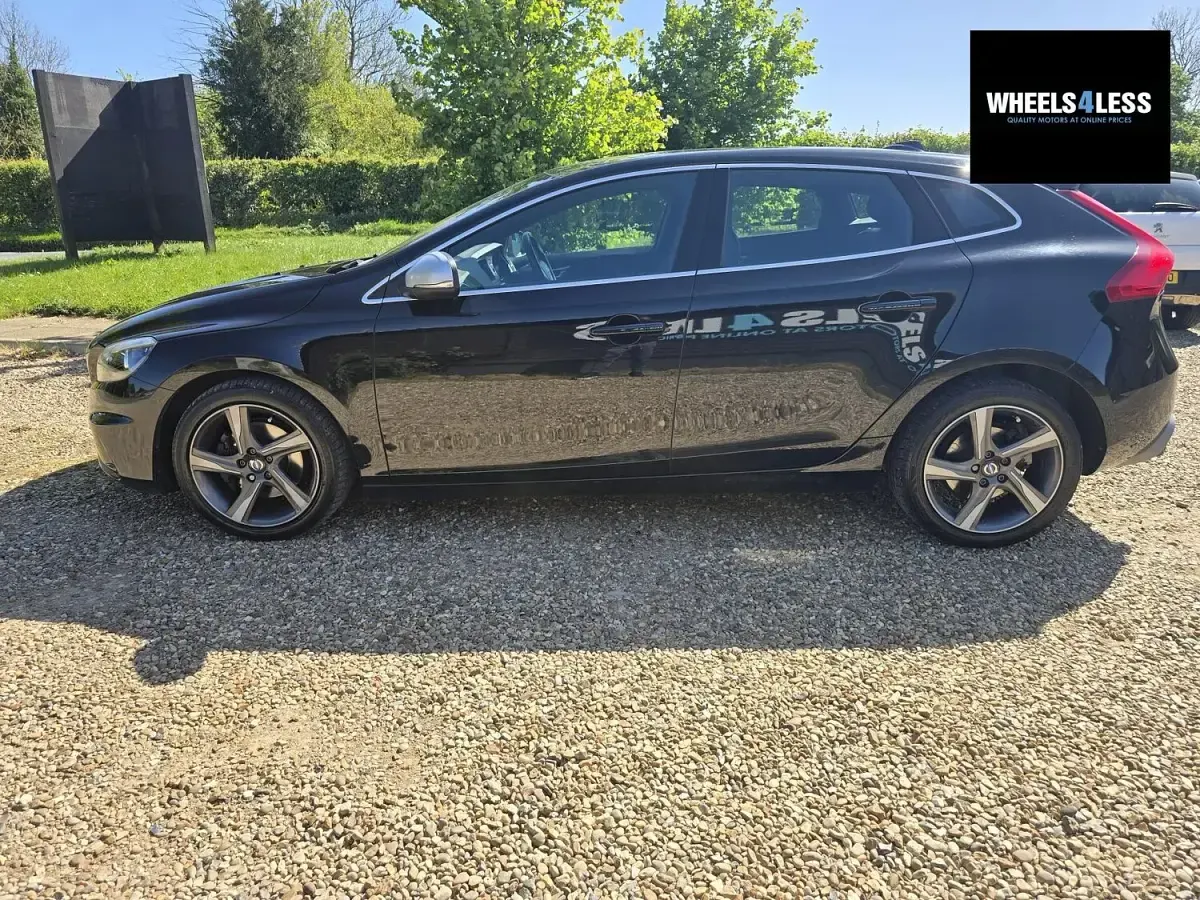 Käytetty Volvo V40 R-Design 122 HP (89 kW) 2015 Musta Viistoperä