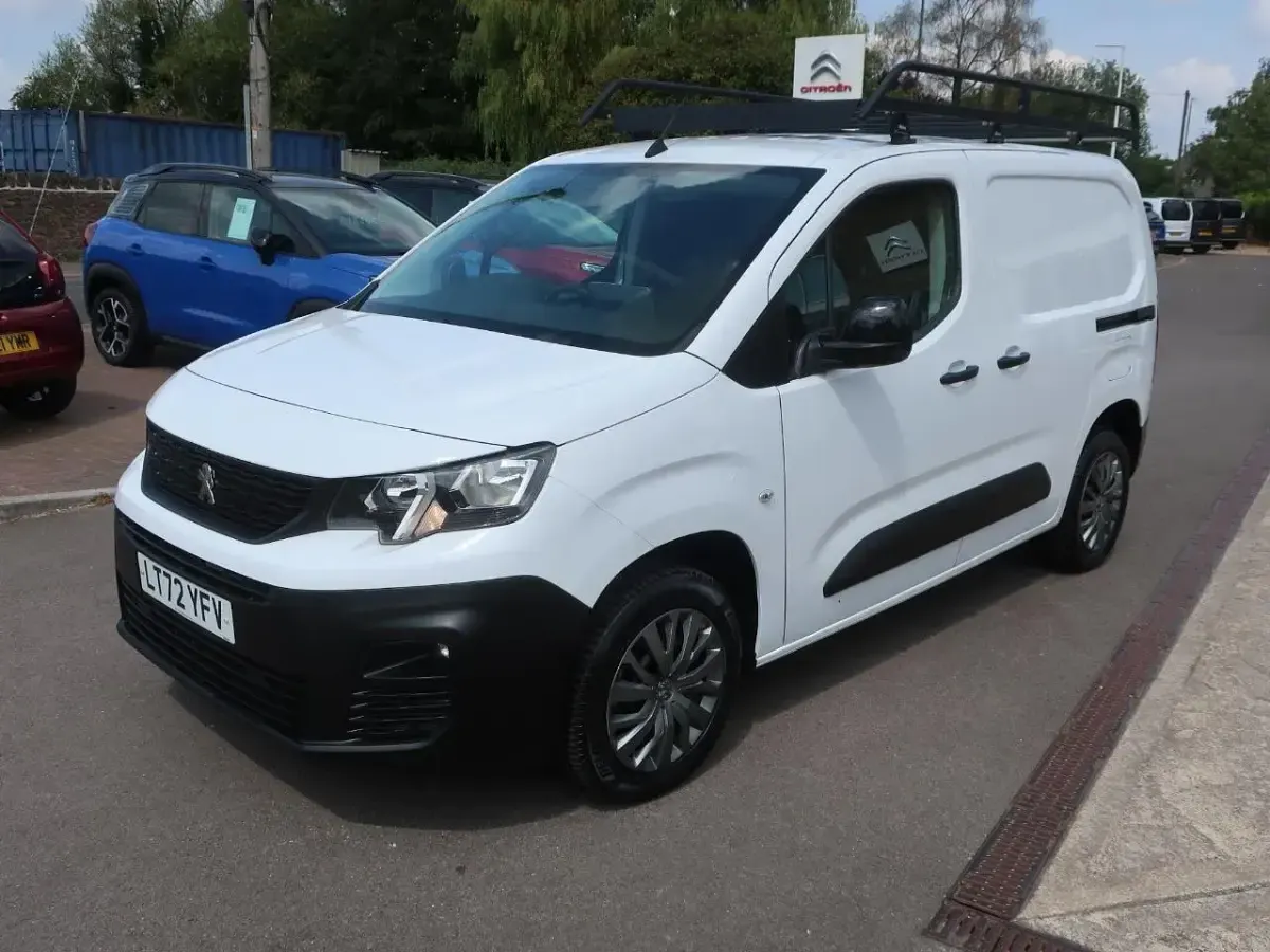 Used Peugeot Partner Premium 100 HP (73 kW) 2022 White MPV