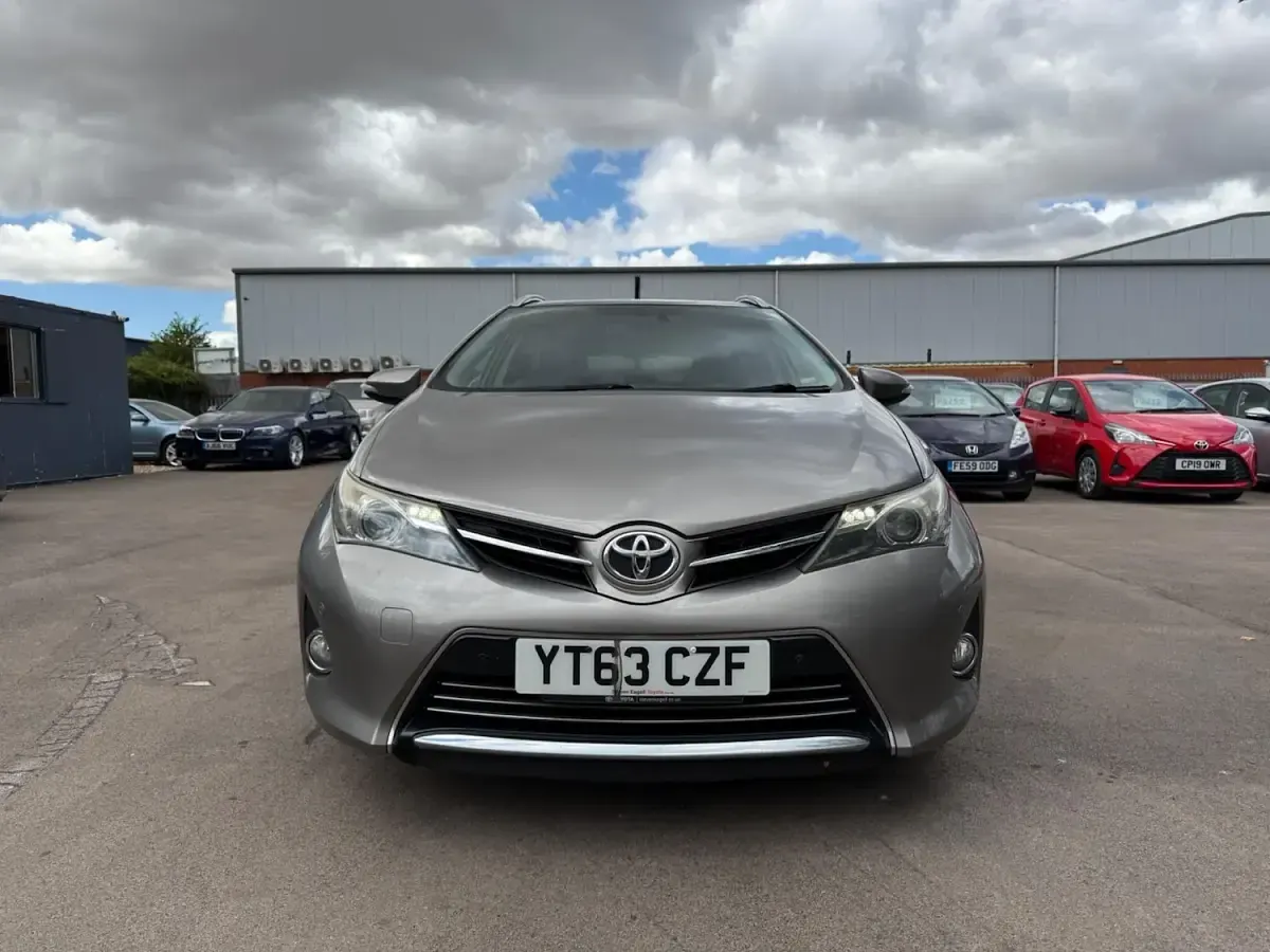 Used Toyota Auris Multidrive S 132 HP (97 kW) 2014 Bronze Estate