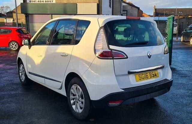 Used Renault Scénic III Dynamique 110 HP (80 kW) 2016 White MPV
