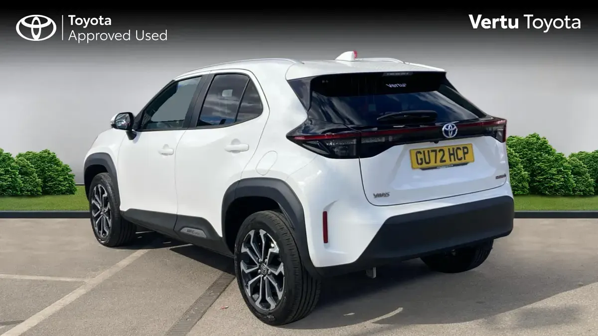 Used Toyota Yaris Hybrid Design 116 HP (85 kW) 2022 Pure white (solid paint) Estate