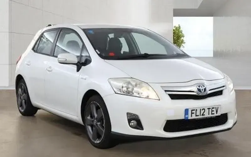 Used Toyota Auris Hybrid 136 HP (100 kW) 2012 White Hatchback