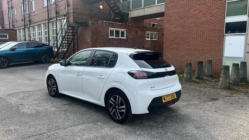 Used Peugeot 208 Active+ 74 HP (54 kW) 2023 White Hatchback
