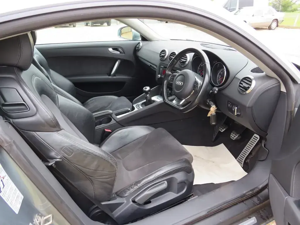 Begagnad Audi TT 201 HK (147 kW) 2007 Grå Sportkupé
