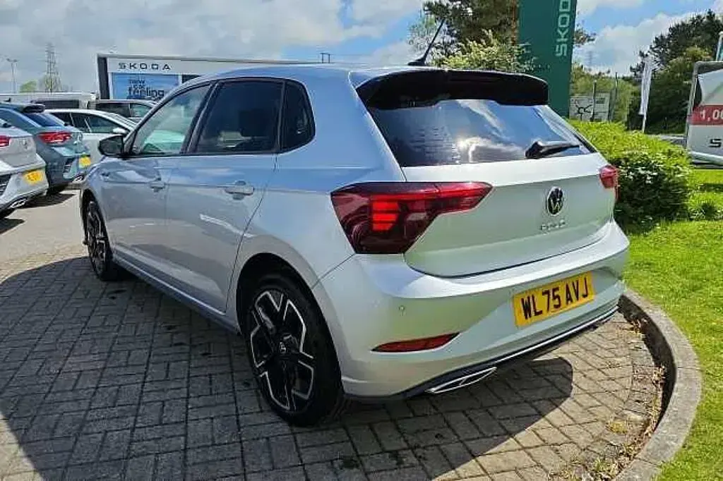 Usado VW Polo R-line 95 CV (69 kW) 2025 Plateado Utilitario