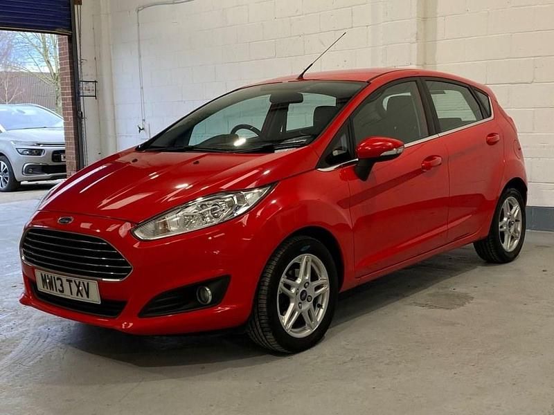 Used Ford Fiesta Zetec 100 HP (73 kW) 2013 Red Hatchback
