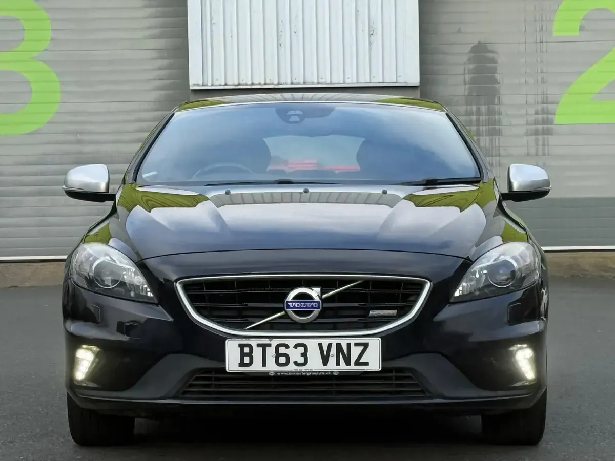 Used Volvo V40 R-Design 115 HP (84 kW) 2014 Black Hatchback