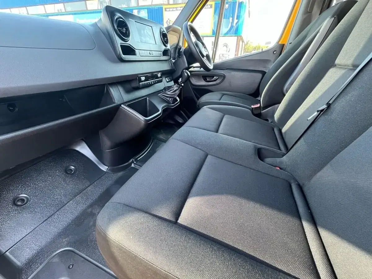 Usado Mercedes Sprinter 143 HP (105 kW) 2018 Amarelo Van