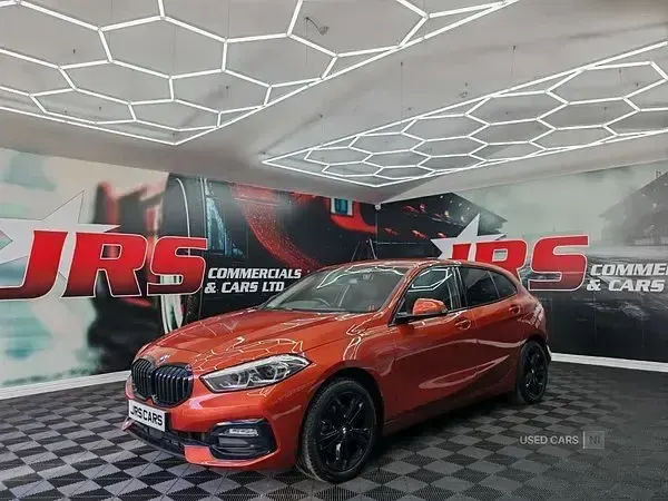 Begagnad BMW 116 Sport Line 2023 Orange Halvkombi
