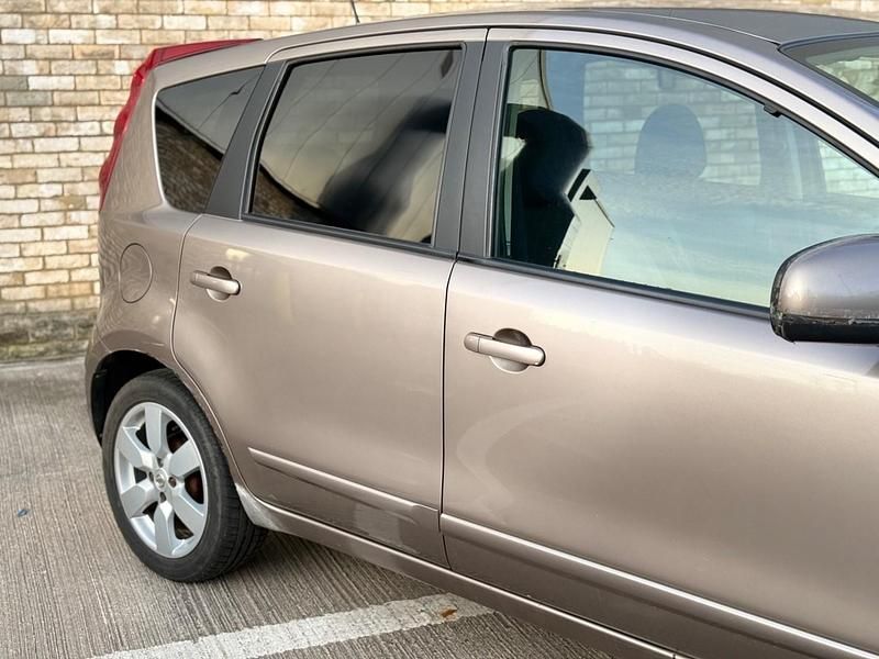 Używany Nissan Note Tekna 110 KM (80 kW) 2008 Beżowy Hatchback