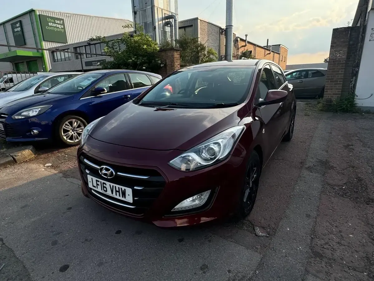 Used Hyundai i30 SE 120 HP (88 kW) 2016 Red Hatchback