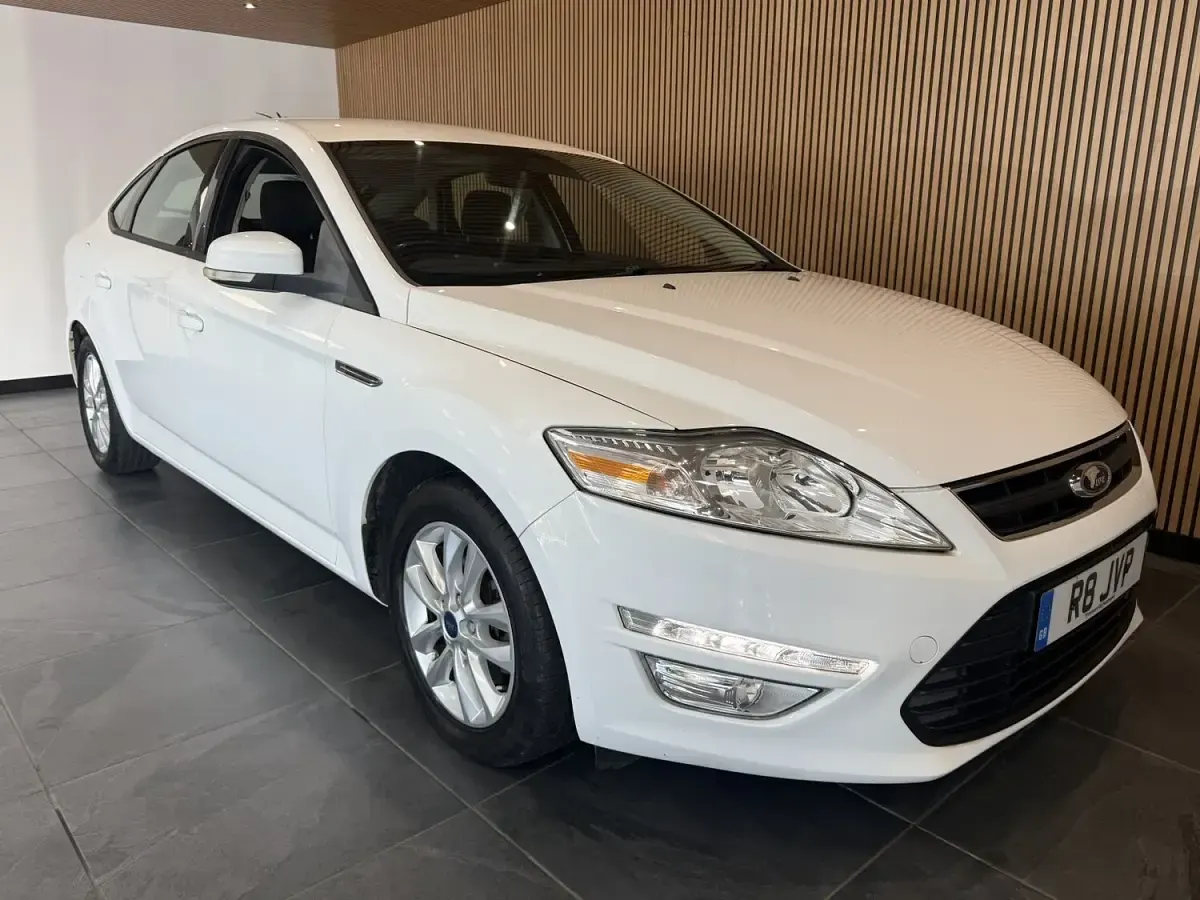 Used Ford Mondeo 140 HP (102 kW) 2013 White Hatchback
