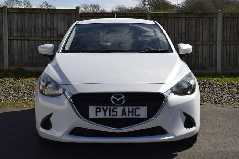 Used Mazda 2 75 HP (55 kW) 2015 White Hatchback