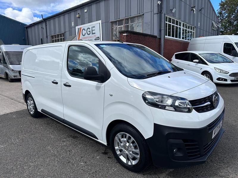 Used Vauxhall Vivaro 120 HP (88 kW) 2021 White MPV