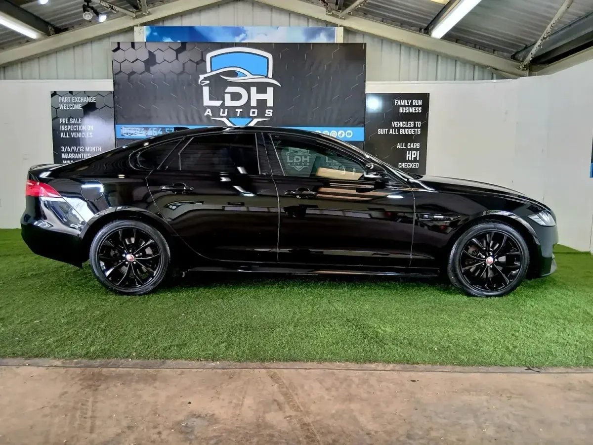 Second-hand Jaguar XF R-Sport 180 CP (132 kW) 2019 Negru Berlinǎ