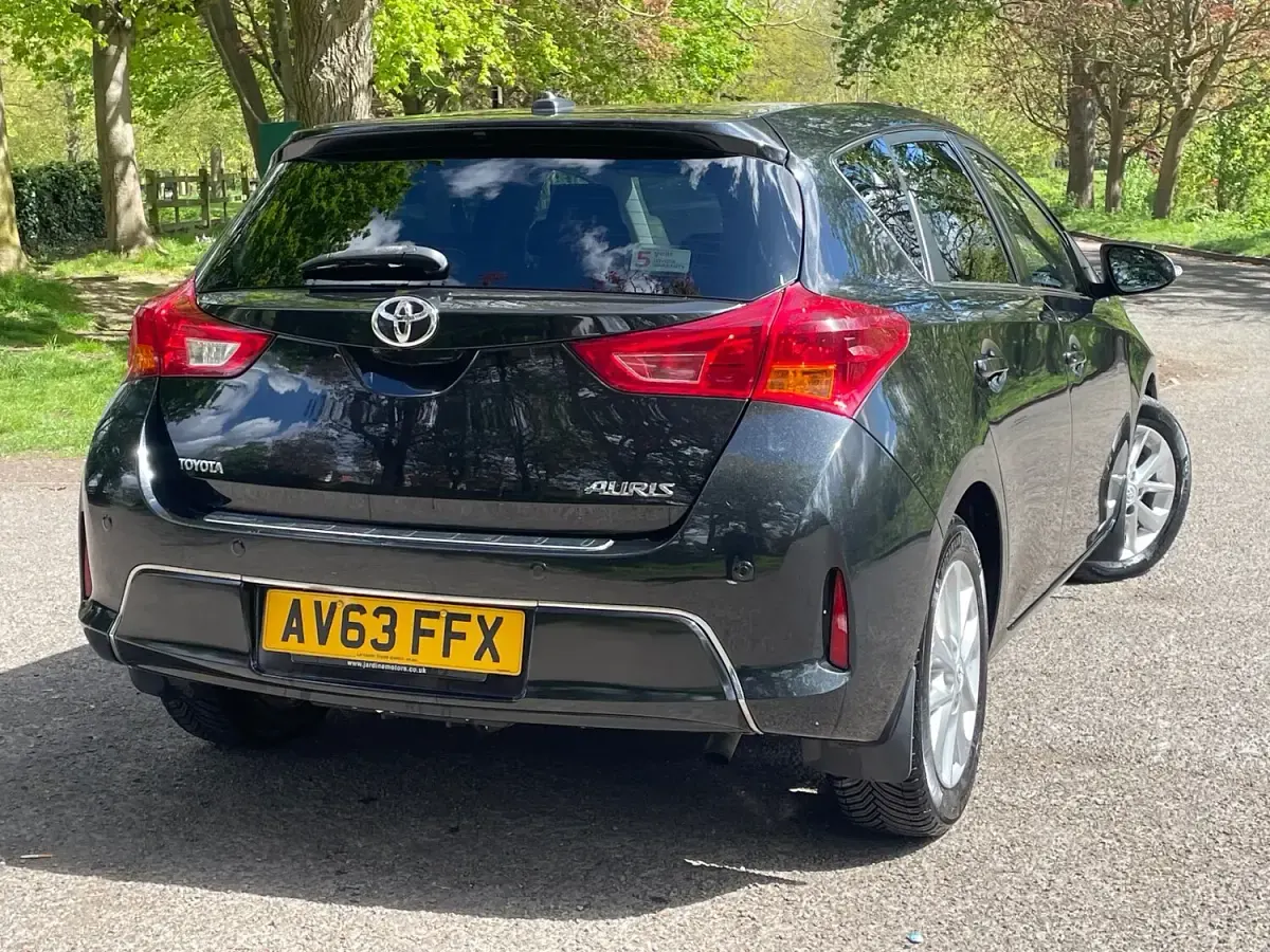 Used Toyota Auris 90 HP (66 kW) 2013 Black Hatchback