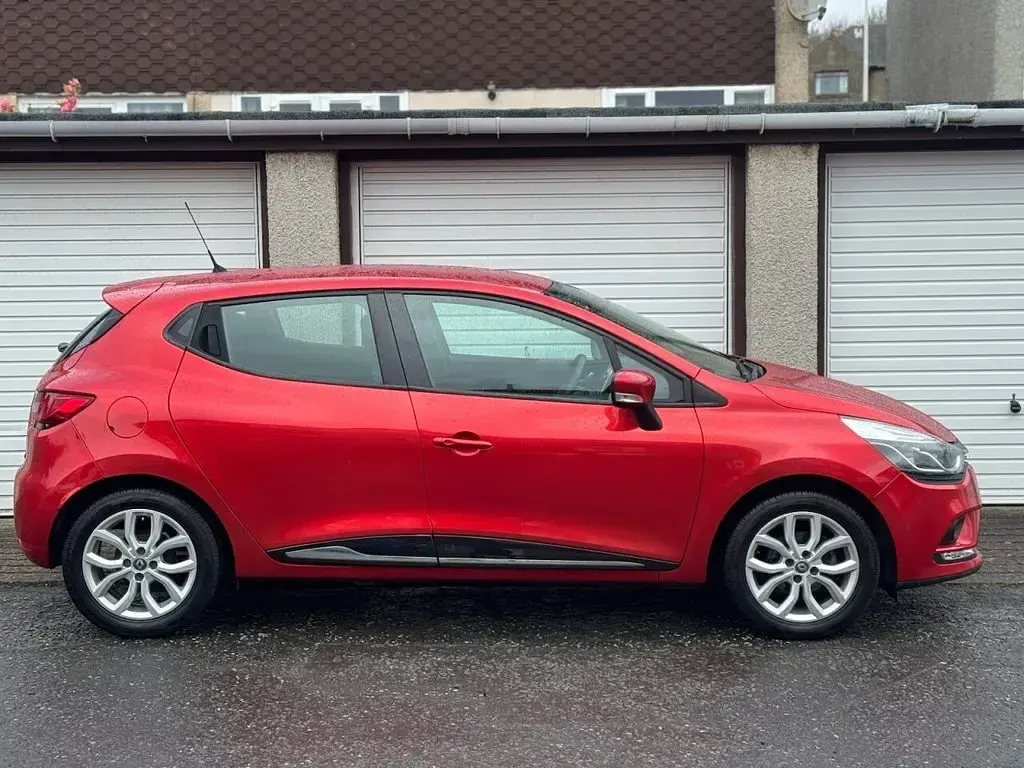 Used Renault Clio Dynamique 75 HP (55 kW) 2017 Red Hatchback