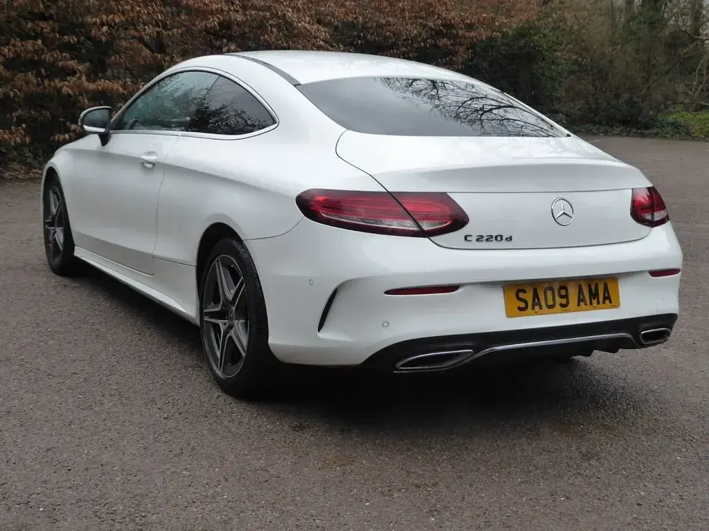 Usado Mercedes C220 AMG line 194 HP (142 kW) 2019 Branco Coupé