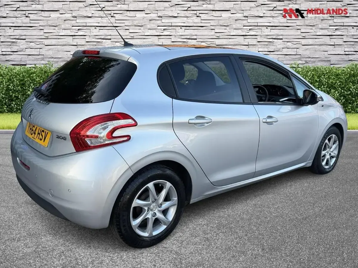 Używany Peugeot 208 Style 82 KM (60 kW) 2014 Srebrny Hatchback