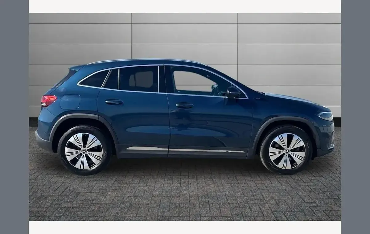 Begagnad Mercedes EQA250 139 kW (190 HK) 2022 Blå SUV
