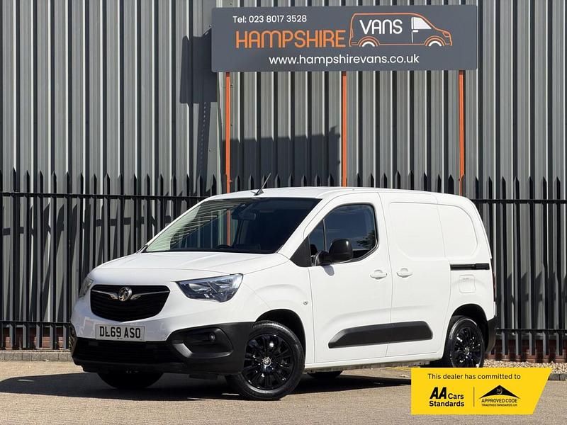 Used Vauxhall Combo Edition 130 HP (95 kW) 2019 White MPV