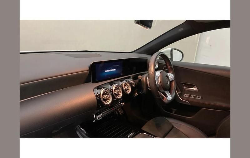 Used Mercedes A180 AMG Line Premium 136 HP (100 kW) 2019 White Hatchback
