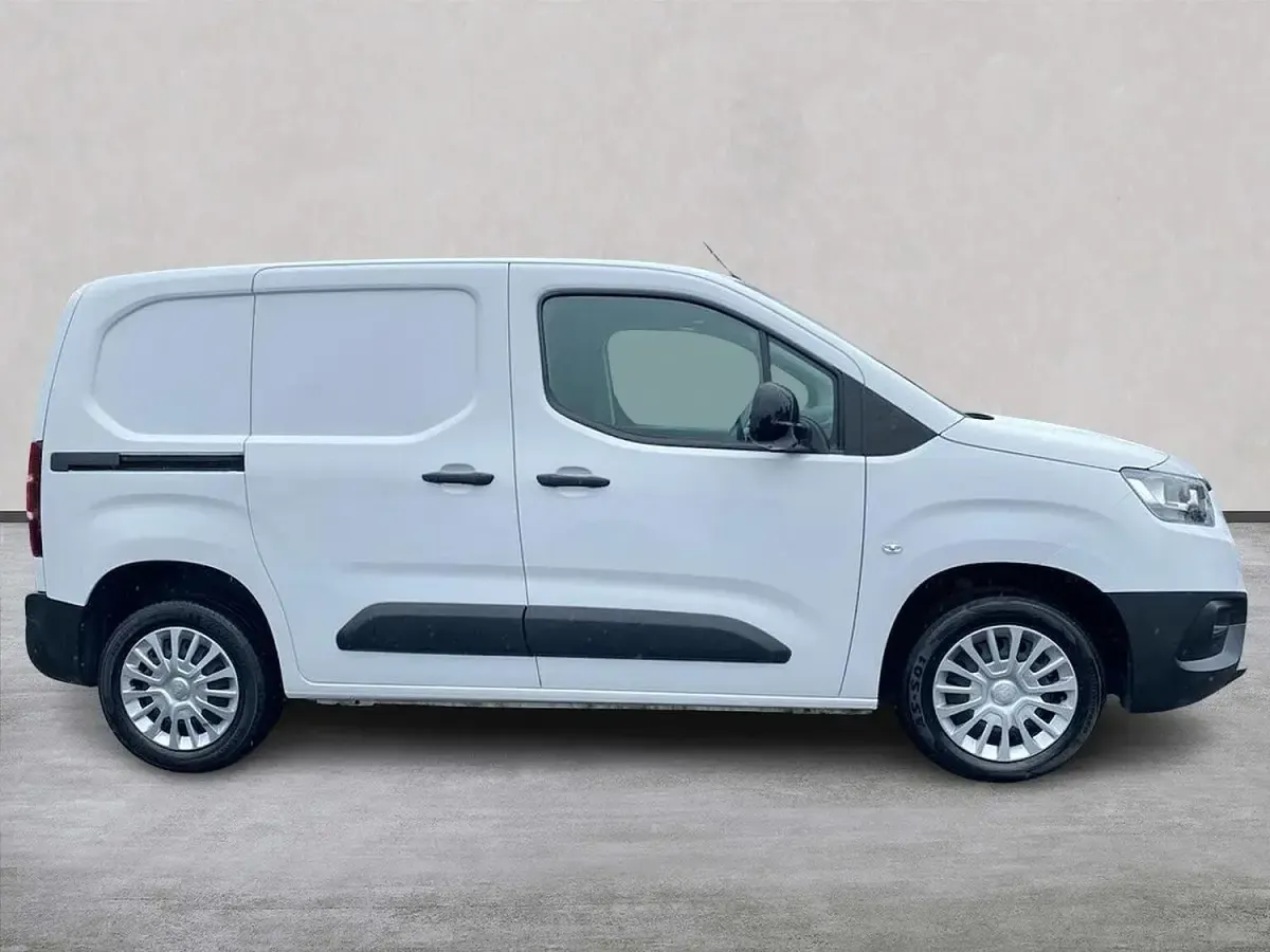 Used Toyota Proace 120 HP (88 kW) 2024 White MPV