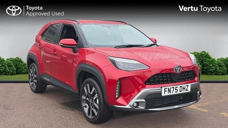 New 2025 Toyota Yaris Hybrid Estate | £29,339 (Super price) - Image 1/3