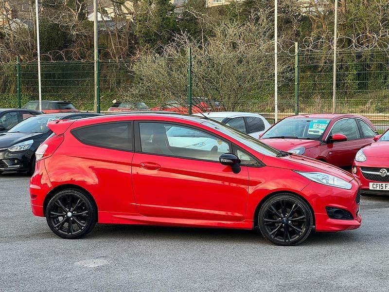 Used Ford Fiesta Zetec 140 HP (102 kW) 2015 Red Hatchback