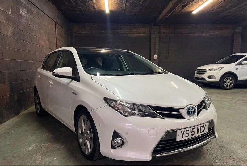 Used Toyota Auris Hybrid 136 HP (100 kW) 2015 White Hatchback