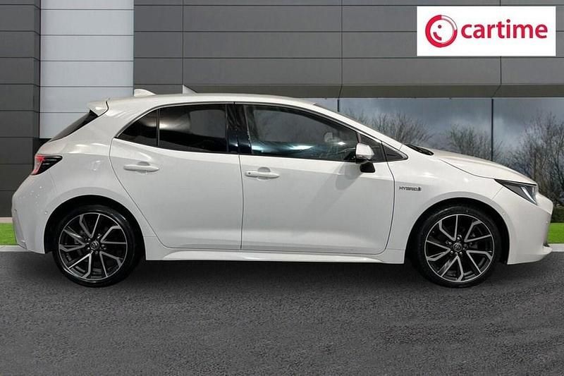 Used Toyota Corolla 122 HP (89 kW) 2022 White Hatchback