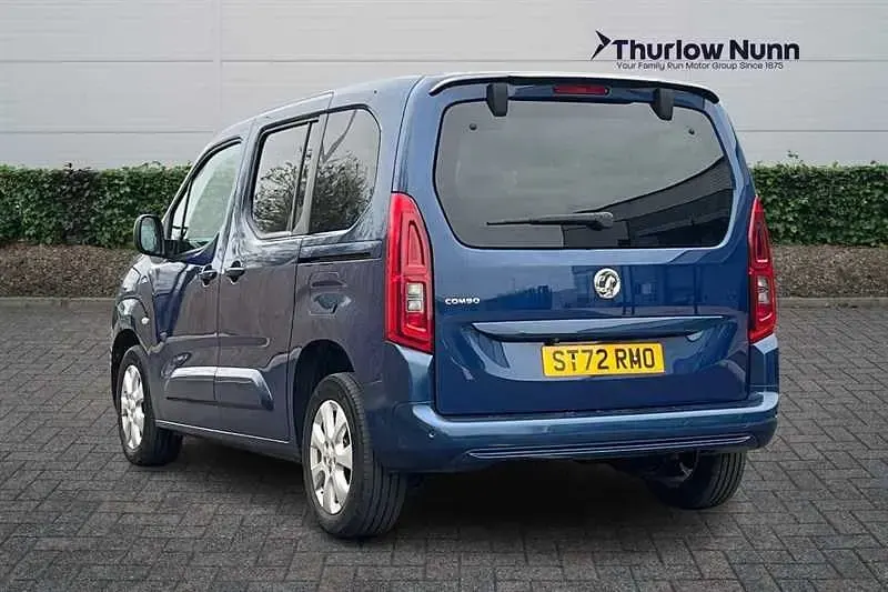 Second-hand Vauxhall Combo S 100 CP (73 kW) 2022 Albastru Monovolum