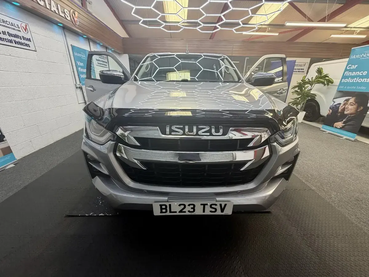 Used Isuzu D-Max 164 HP (120 kW) 2023 Silver Pickup