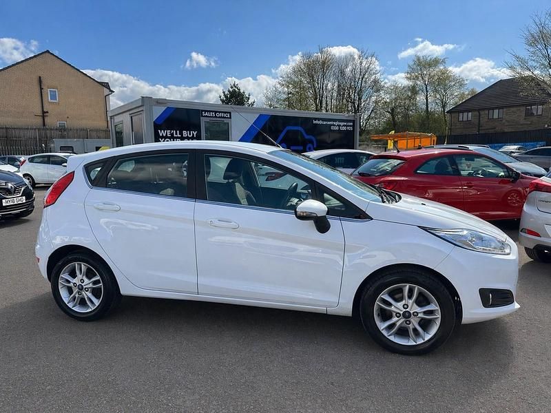 Usado Ford Fiesta Zetec 82 HP (60 kW) 2016 Branco Citadino
