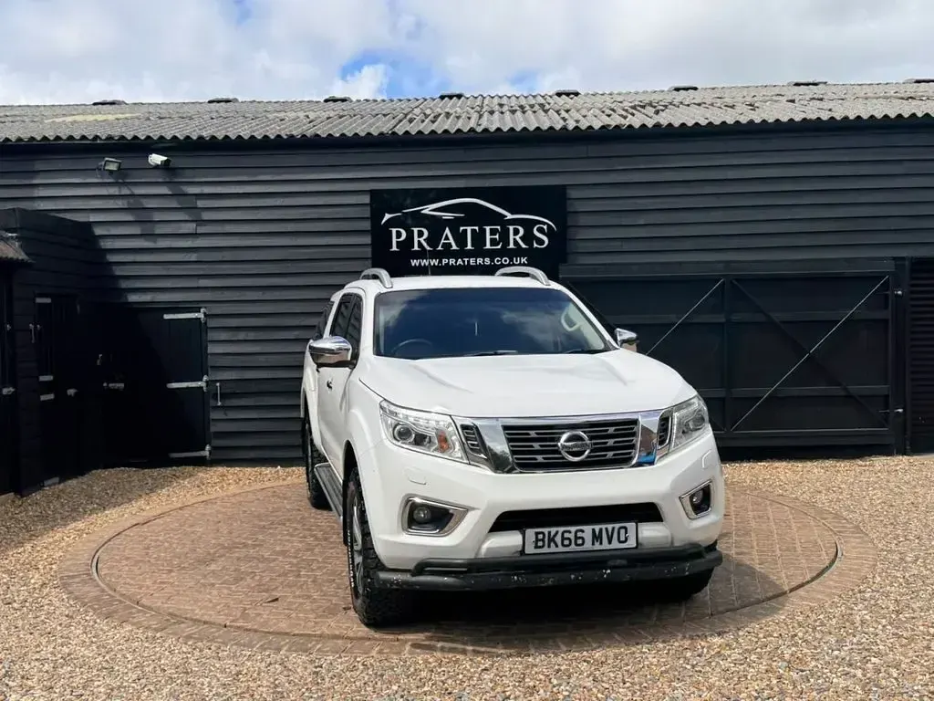 Used Nissan Navara Tekna 190 HP (139 kW) 2016 White Pickup