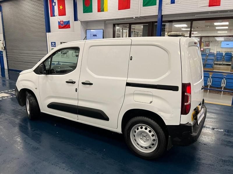 Used Peugeot Partner 75 HP (55 kW) 2019 White MPV
